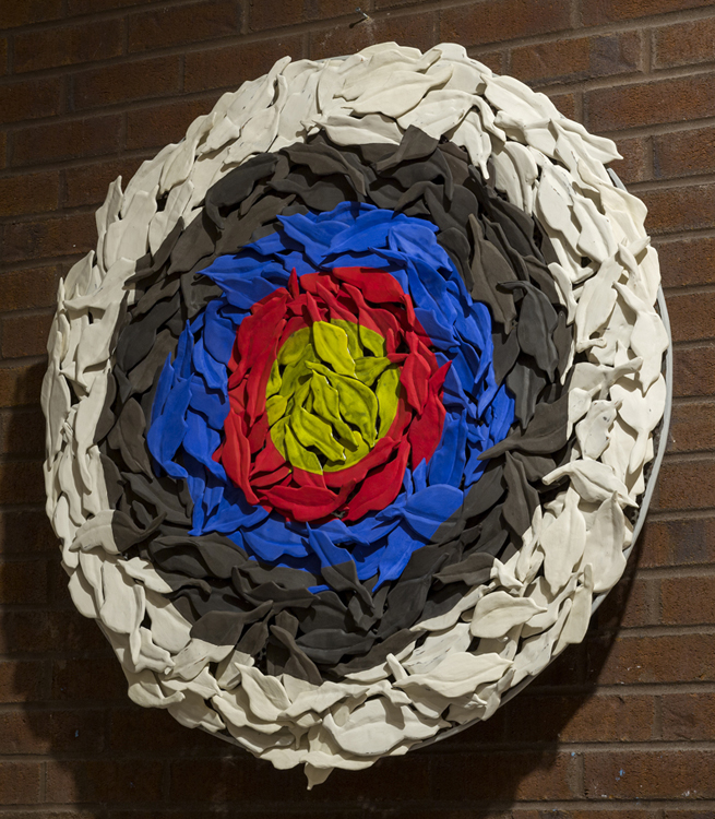 Veronika Horlik - Fall Target, 2013. Céramique, terrasigilatta, glaçure, métal. 92 cm diamètre.